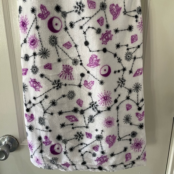 Mystical Palmistry Halloween Plush Thrown Blanket NWT Crystals Celestial - Picture 4 of 5